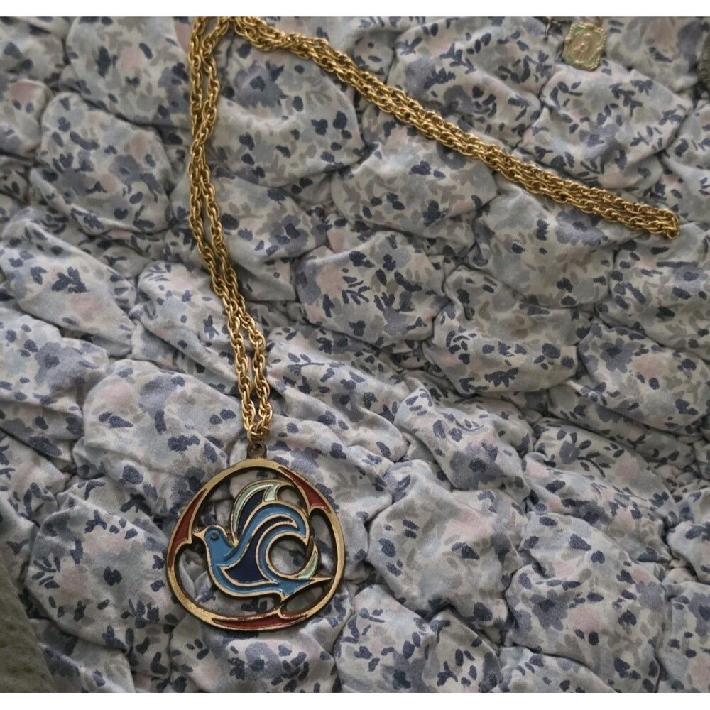 Vintage Modernist Enamel Dove Peace Pendant Necklace Gold Tone Openwork Circle